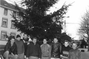 1993 : montage du sapin de Noël sur la place