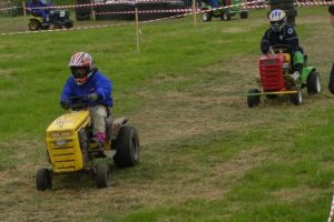 2004 - Dimanche 4 juillet : course de tracteurs tondeuses